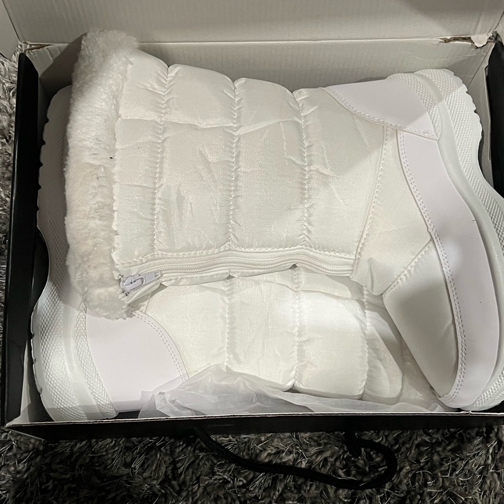 Cozy Women's White Quilted Winter Boots with Faux Fur